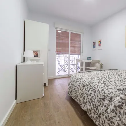 Rent this 5 bed room on Avinguda de Peris i Valero in 105, 46006 Valencia