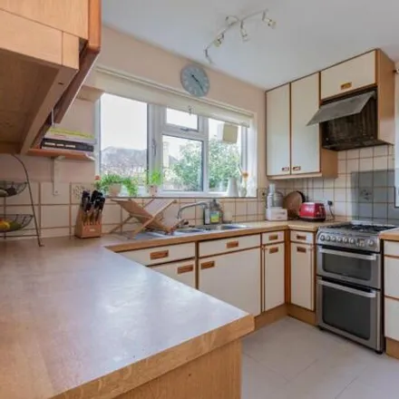 Image 7 - Harvest Hill Road, Maidenhead, SL6 2QS, United Kingdom - House for sale