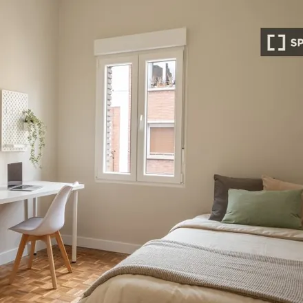 Rent this 5 bed room on Calle de Ávila in 50005 Zaragoza, Spain