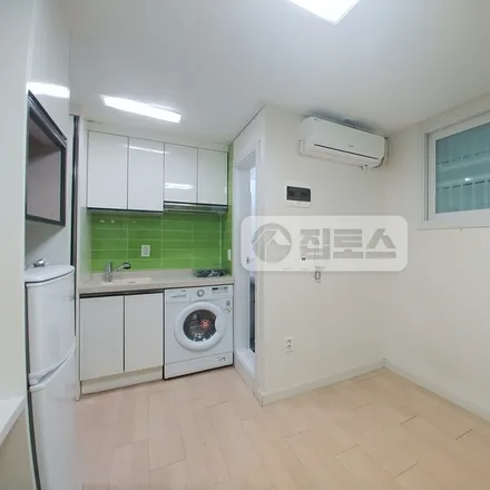 Rent this studio apartment on 서울특별시 동작구 신대방동 341-79