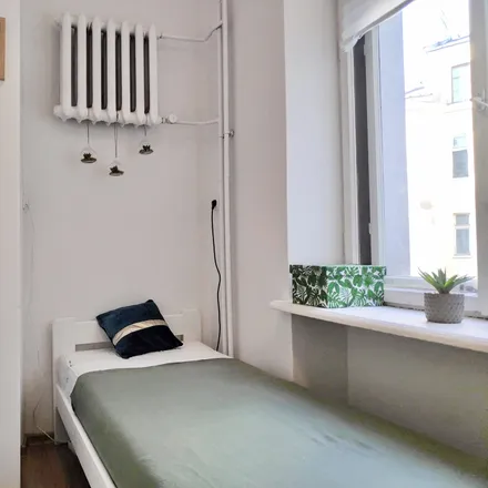 Rent this 4 bed room on Mokotowska 45 in 00-551 Warsaw, Poland