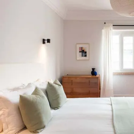 Rent this 4 bed room on Instanta in Avenida Fontes Pereira de Melo 15-D, 1050-115 Lisbon