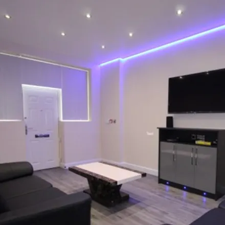 Rent this 4 bed room on 189 Royal Park Terrace in Leeds, LS6 1NH