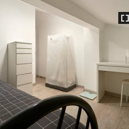 Rent this 9 bed room on Estrada da Falagueira 24 in 2700-363 Amadora, Portugal