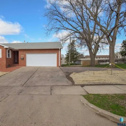 Buy this 6 bed house on 1501 South Gary Drive in Sioux Falls, SD 57103