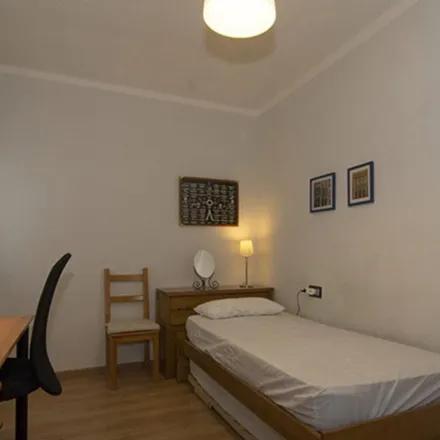 Rent this 4 bed room on Carrer del Doctor Vicent Zaragozà in 9, 46020 Valencia