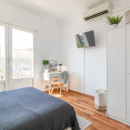 Rent this 5 bed room on Farmàcia Xavier i Elisenda Casals in Via Augusta, 276