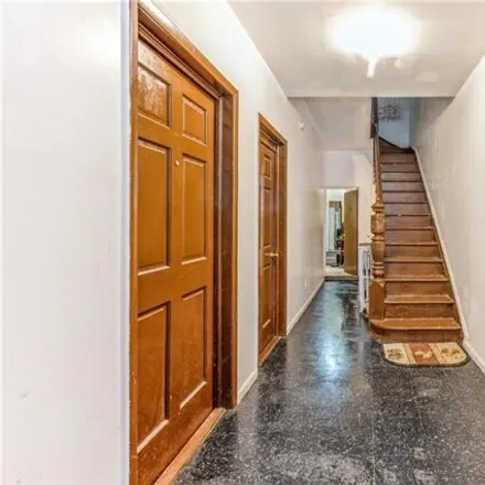 Image 4 - 671 East 224th Street, New York, NY 10466, USA - House for sale
