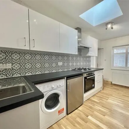 Image 6 - 127 Cassiobury Park Avenue, Holywell, WD18 7LW, United Kingdom - Apartment for rent