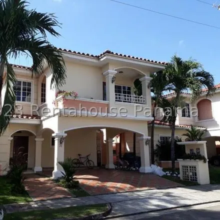 Rent this 4 bed house on Corredor Sur in Versalles, Don Bosco