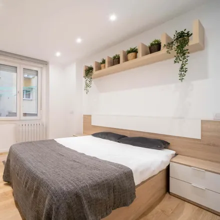 Rent this 7 bed room on Madrid in Calle de Guzmán el Bueno, 70
