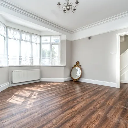 Rent this 4 bed apartment on Cranbrook Rise in London, IG1 3QH