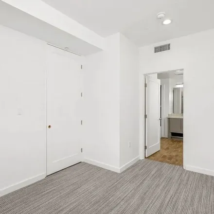 Rent this 2 bed apartment on 15 in South Para Way, Los Angeles