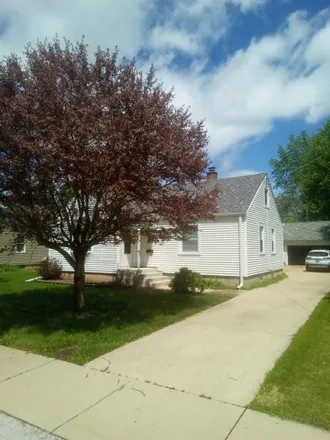 Rent this 3 bed house on 564 South Avenue in Aurora, IL 60505