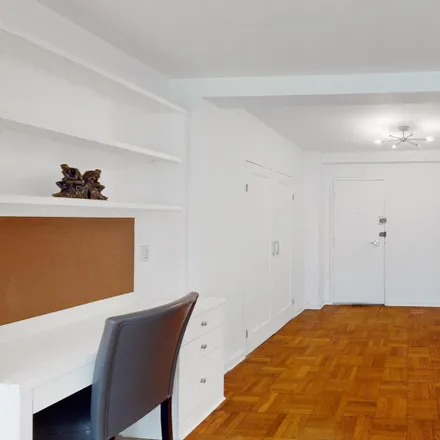 Image 3 - 305 East 72nd Street, New York, NY 10021, USA - Condo for sale