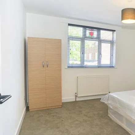 Rent this 4 bed room on Fawcett Close in London, SW11 2LT