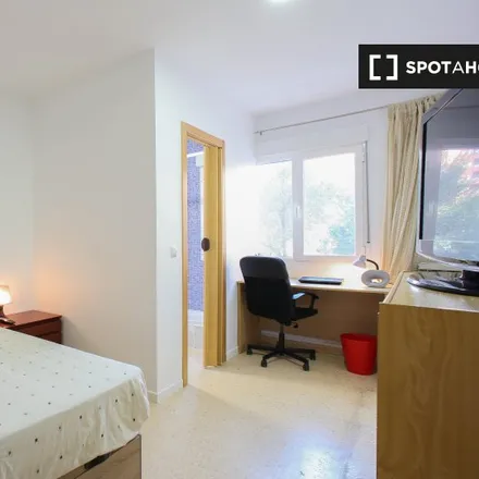 Rent this 5 bed room on Clínica Carrasquer in Avinguda de Blasco Ibáñez, 46022 Valencia