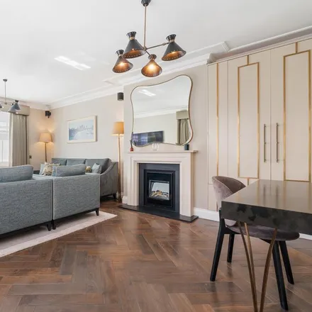 Rent this 3 bed apartment on 20 Lees Place in London, W1K 6LL