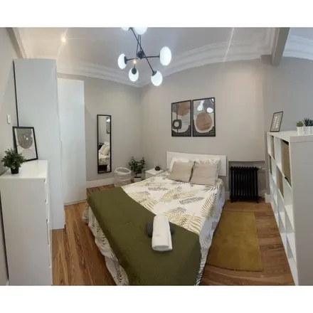 Rent this 6 bed room on Alameda Recalde / Recalde zumarkalea in 30, 48009 Bilbao