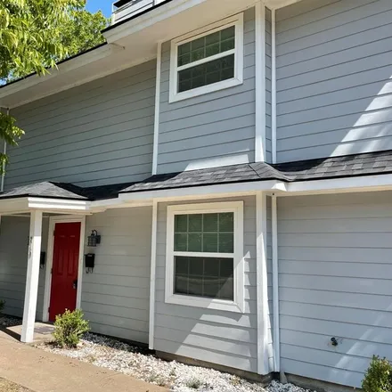 Image 2 - 208 East Rucker Street, Granbury, TX 76048, USA - Duplex for rent