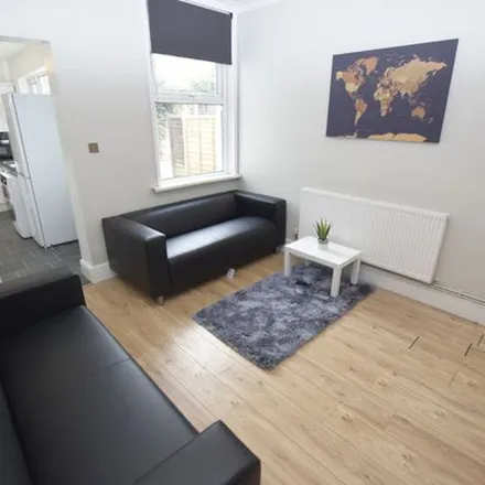Rent this 4 bed townhouse on West End Grill in 32 Kedleston Street, Derby