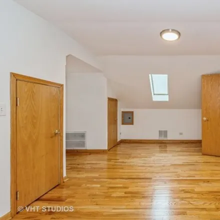 Image 6 - 3007 North Narragansett Avenue, Chicago, IL 60634, USA - House for sale