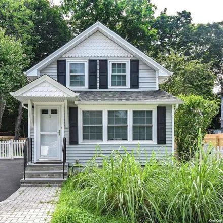 Rent this 3 bed house on 3 Vine Street in Glenwood Landing, Oyster Bay