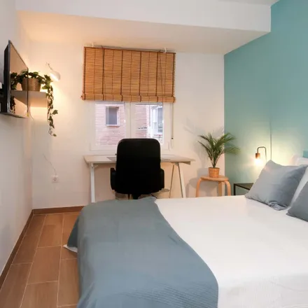 Rent this 6 bed room on Calle de Carmen Descalzo in 1, 28801 Alcalá de Henares