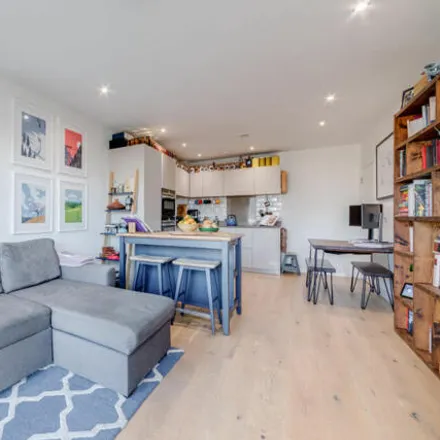 Image 3 - Willow House, 8 River Barge Close, London, E14 3PJ, United Kingdom - Apartment for sale