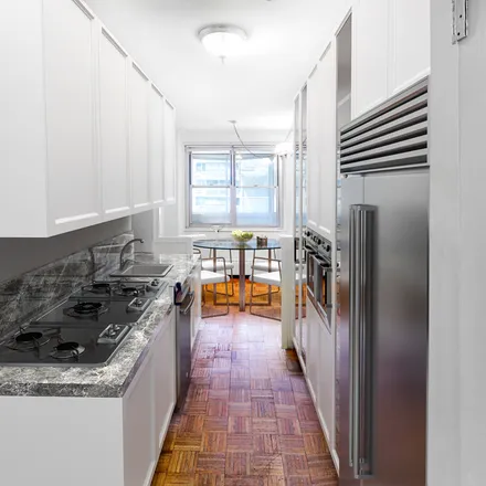Image 5 - #9DE, 303 West 66th Street, Lincoln Square, Manhattan, New York - Apartment for sale