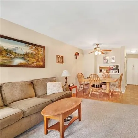Image 4 - 3171 Whitney Avenue, New York, NY 11229, USA - Apartment for sale