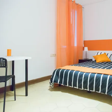 Rent this 7 bed room on Plaça del Doctor Letamendi in 7, 9