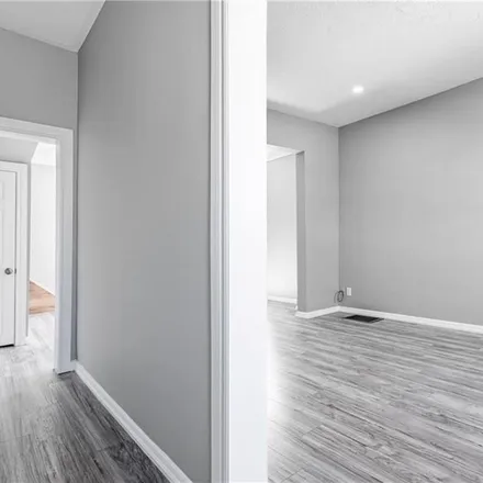 Image 1 - 470 Ferguson Avenue North, Hamilton, ON L8L 3X3, Canada - Apartment for rent