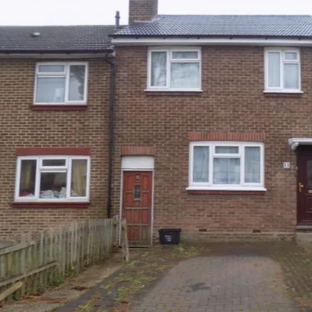 Rent this 3 bed townhouse on Brooms Road in Luton, LU2 0JR