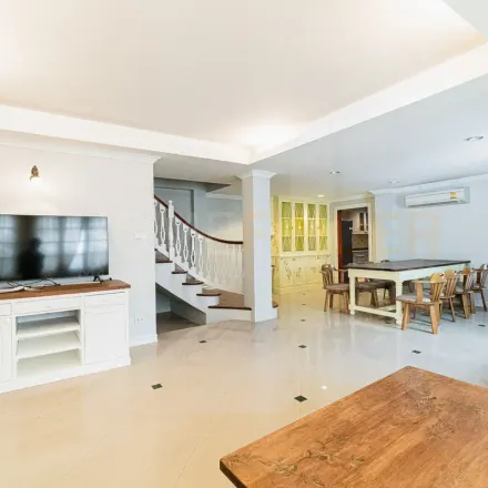 Image 2 - Bearing Road, Bang Na District, Samut Prakan Province 10270, Thailand - Apartment for rent