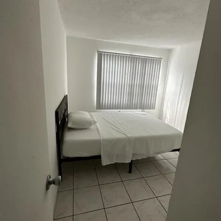Image 2 - 610 Northwest 10th Street, Miami, FL 33136, USA - Room for rent