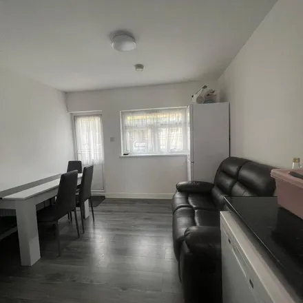 Image 6 - Studley Drive, London, IG4 5AH, United Kingdom - Apartment for rent