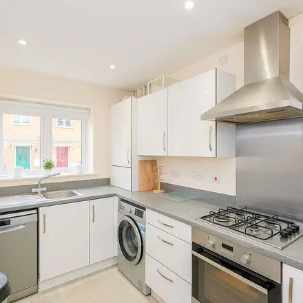Rent this 3 bed apartment on Smithsland Road in London, RM3 9FF