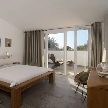 Rent this 4 bed house on 8100-087 Distrito de Évora