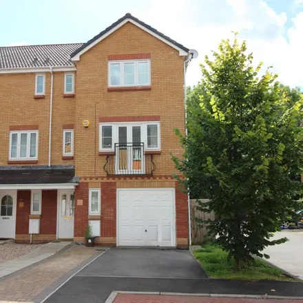 Rent this 4 bed townhouse on Wyncliffe Gardens in Cardiff, CF23 7FD