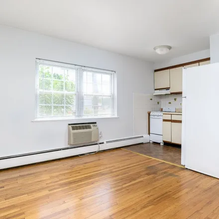 Rent this 1 bed apartment on 388 Courtland Avenue in Stamford, CT 06906