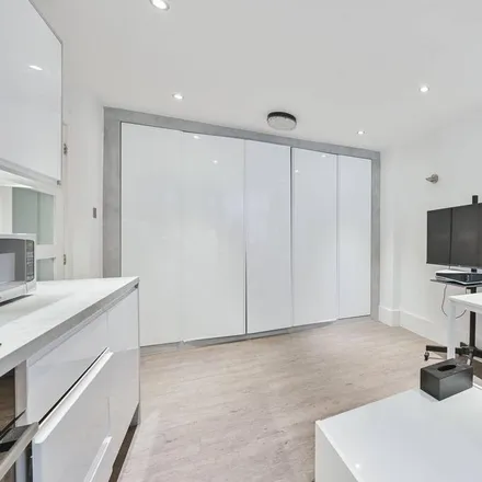 Rent this studio apartment on Gloucester Place in London, NW1 6DN