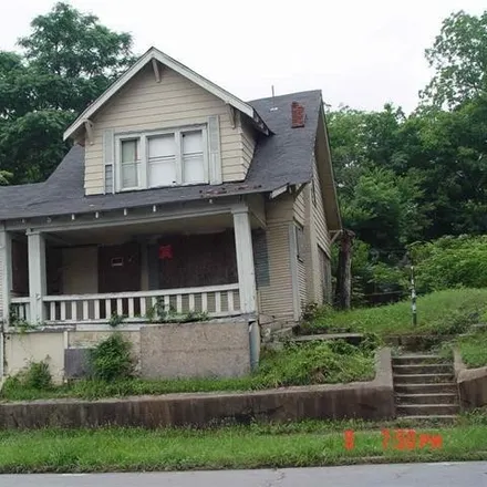 Buy this studio house on 2204 Center Street in Little Rock, AR 72206