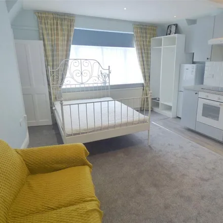 Rent this studio apartment on Woodland Way in London, NW7 2JR