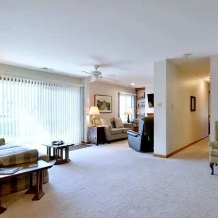 Image 9 - 1746 Lakecliffe Drive, Wheaton, IL 60189, USA - Condo for sale