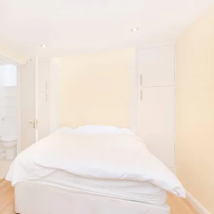 Rent this 3 bed apartment on 11 Cornwall Gardens in London, SW7 4AL