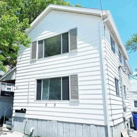 Rent this 2 bed house on 670 North Johnson Street in Bay City, MI 48708