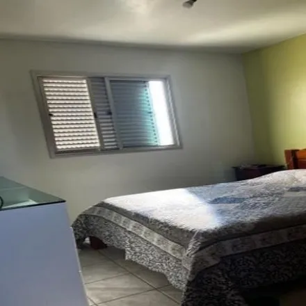 Buy this 3 bed apartment on Avenida Alexandre Ribeiro Guimarães in Saraiva, Uberlândia - MG