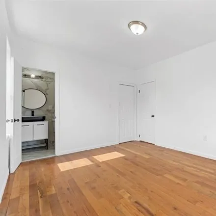 Image 7 - 305 East 38th Street, New York, NY 11203, USA - House for sale