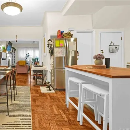 Image 7 - 68-11 Exeter Street, New York, NY 11375, USA - House for sale